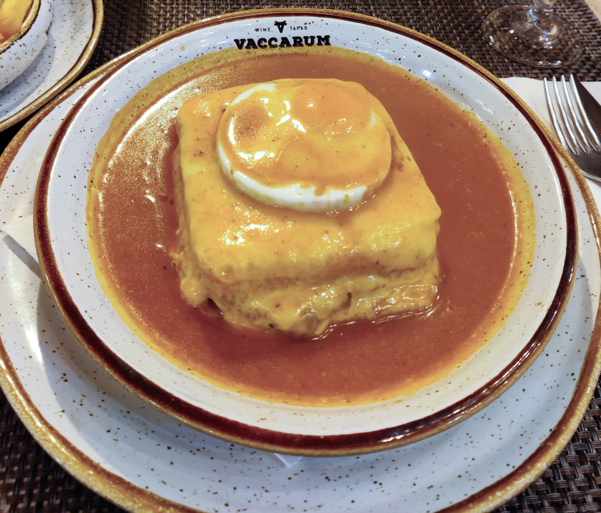 Francesinhas essen im Lokal Vaccarum Tapas & Francesinhas